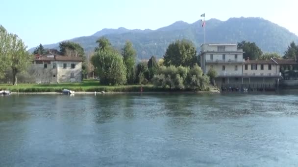 Barche Sulla Riva Del Fiume Fiume Cori Edifici — Video Stock