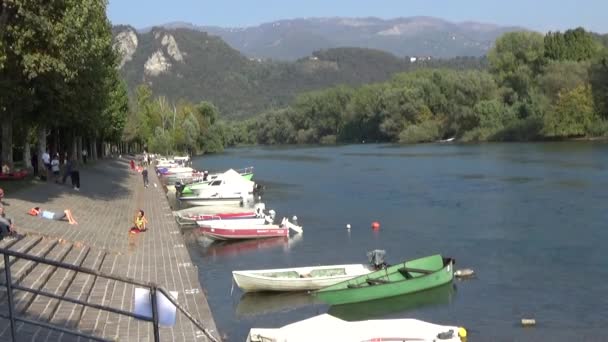 Remblai Municipal Lac Bateaux Près Rivière Vacances Bord Rivière — Video