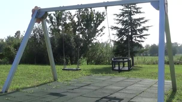 Plac Zabaw Dla Dzieci Huśtawka Wiatr Trzęsie Pusty Swing — Wideo stockowe