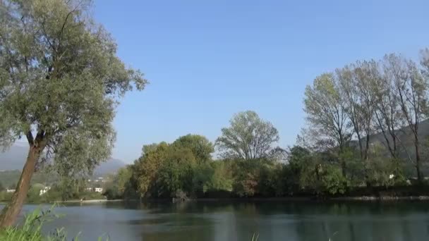 Fluxo Lento Rio Costa Montanhas Dia Ensolarado — Vídeo de Stock