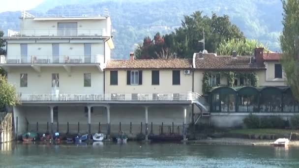 Stazione Barca Sulla Riva Del Fiume Fiume Cori Edifici — Video Stock