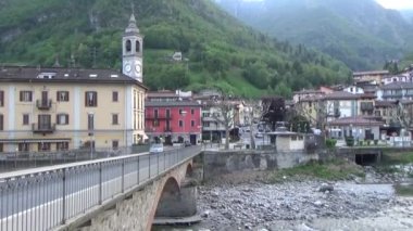 Kemer yolu köprüsü bir dağ nehir üzerinde.