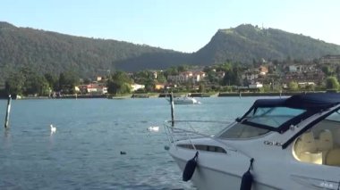 Rıhtımda şehir ve dağ arka plan üzerinde tekne