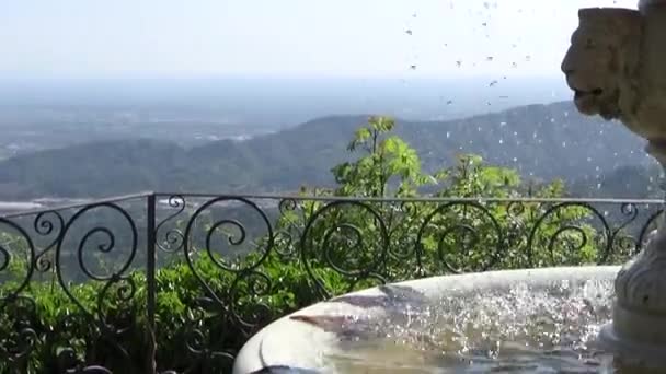 Brunnen Und Berge Wasserspritzer Vor Dem Hintergrund Der Natur — Stockvideo