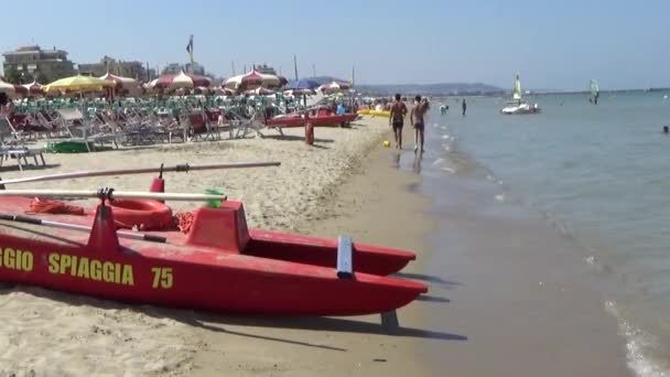 イタリアの休日のビーチ ビーチと受動のレクリエーション — ストック動画