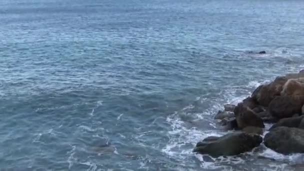 海浪大约是石头 潮汐孔 — 图库视频影像