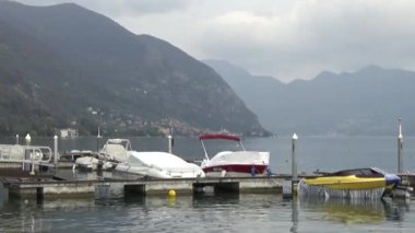 Dağlar, göl ve kıyıya yakın Motorlu kayak sandallar