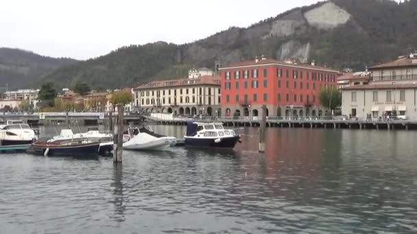 Motorbåtar Sjön Och Bergen Staden Nära Stranden Italien — Stockvideo