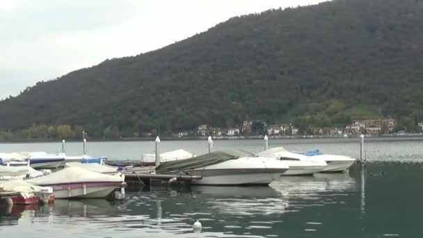 Ciudad Montañas Lago Lanchas Motor — Vídeo de stock