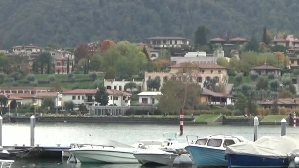 Ciudad Montañas Lago Barcos Iseo Italia — Vídeo de stock