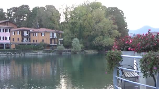 Casas Varanda Flores Montanhas Lago Paisagem Urbana — Vídeo de Stock