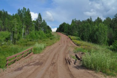 Orman yolu. Rusya'da Off-Road. Kötü yol.