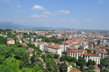 Şehir Bergamo İtalya. Güneşli yaz gününde Avrupa kenti Panoraması. Vatan Trufaldino.
