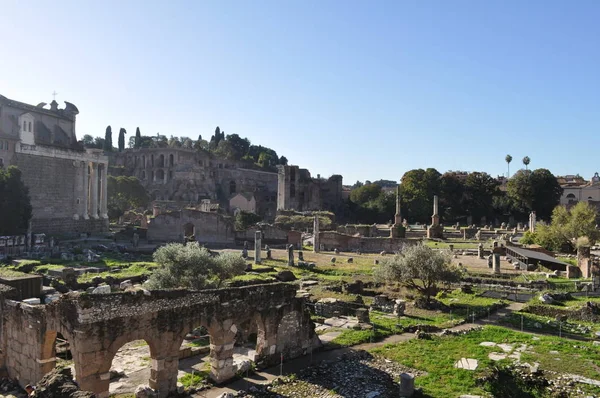 Roma kalıntıları. Açık Hava Müzesi Roma. İtalya'ya yolculuk.