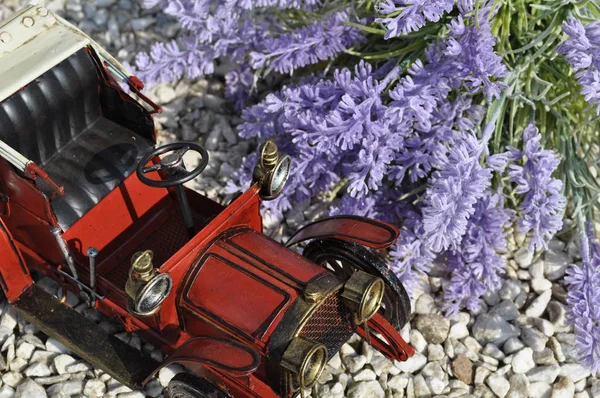 Modeli retro araba. Arka plan ve erkekler için tebrik kartı.