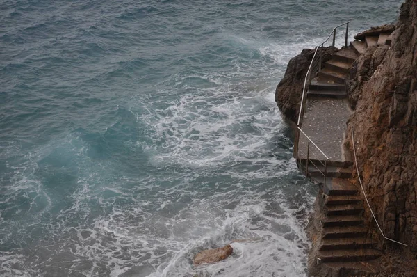 Kayalık sahil ve dalgalar. Gelgit geçişli. Öğe.