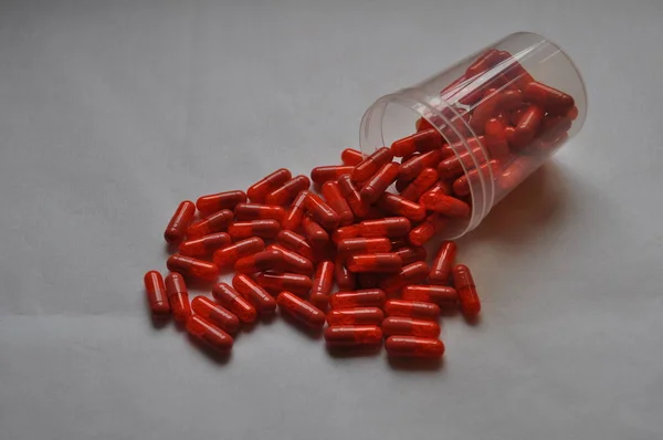 Beyaz bir arka plan üzerinde dağınık hapları.