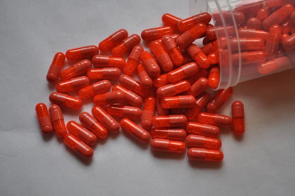 Beyaz bir arka plan üzerinde dağınık hapları.