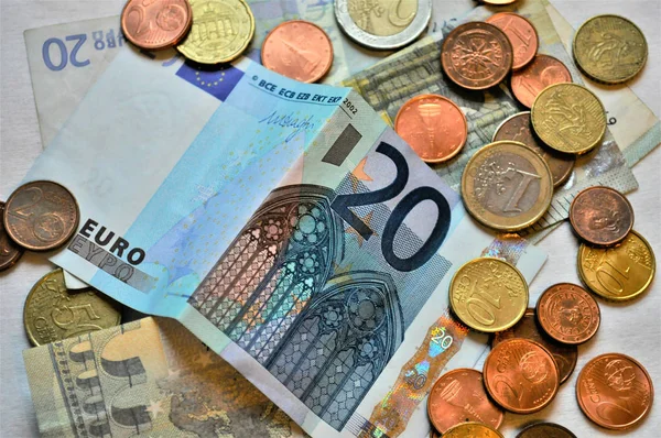 Euro notları ve madeni paralar.