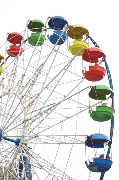 Mavi gökyüzüne karşı dönme dolap.