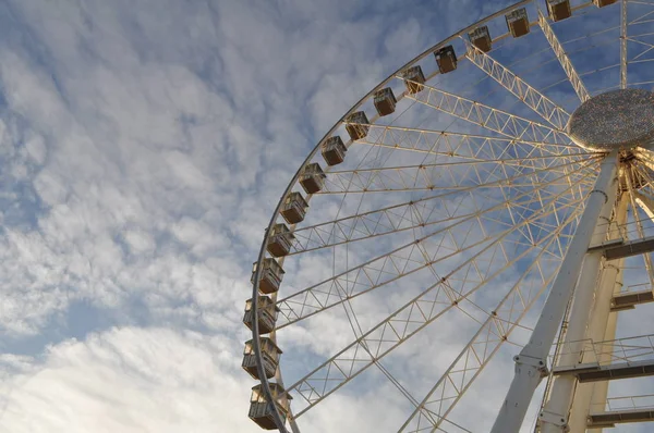 Mavi gökyüzüne karşı dönme dolap.