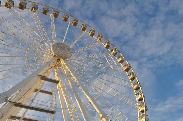 Mavi gökyüzüne karşı dönme dolap.