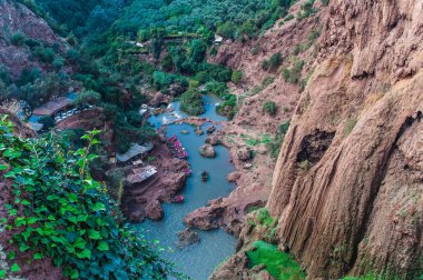 Fas Atlas dağlarında Ouzoud Cascades düşer d'Ouzoud