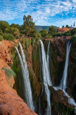 Fas Atlas dağlarında Ouzoud Cascades düşer d'Ouzoud