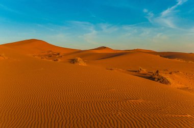 Erg African Merzouga tarık yakınındaki Dunes