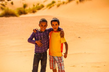 Çölde Merzouga, Marocco yaşayan çocuklar portresi