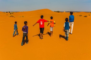 Çocuklar Merzouga, Fas çölünde bir tilki (çöl tilkisi) yakaladı
