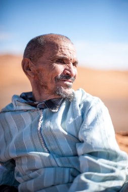 Yaşlı adam bir kumul erg African Merzouga, Fas, üzerinde dinlenme portresi