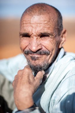 Yaşlı adam bir kumul erg African Merzouga, Fas, üzerinde dinlenme portresi