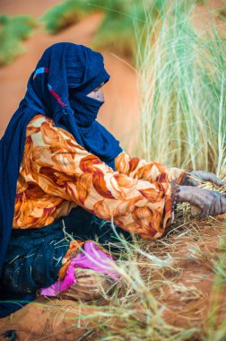 Eski iş berber kadın yalnız bir kumul Merzouga, Fas