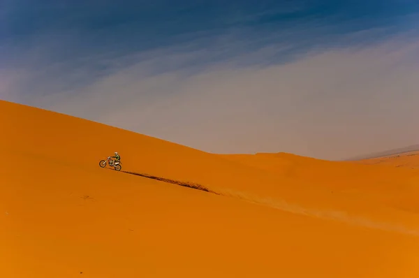 Merzouga 모로코에에서 언덕에 라이더 — 스톡 사진