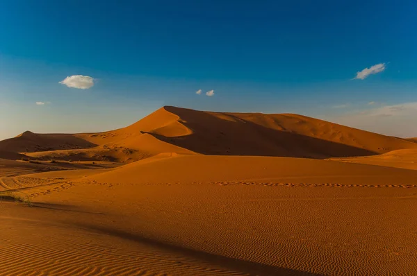 Erg African Merzouga tarık yakınındaki Dunes