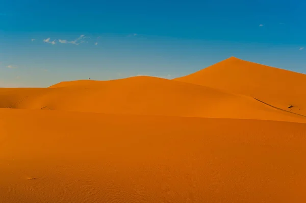 Erg African Merzouga tarık yakınındaki Dunes