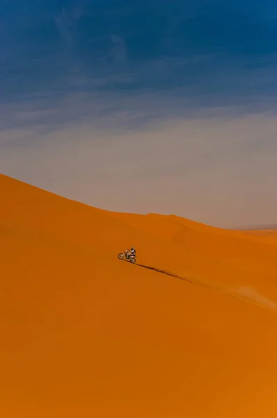 Merzouga 모로코에에서 언덕에 라이더 — 스톡 사진