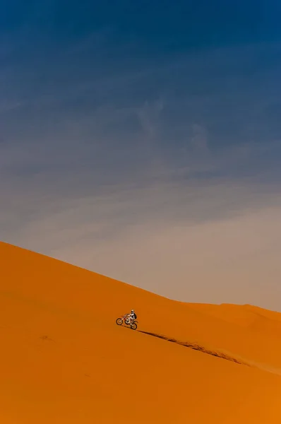 Merzouga 모로코에에서 언덕에 라이더 — 스톡 사진