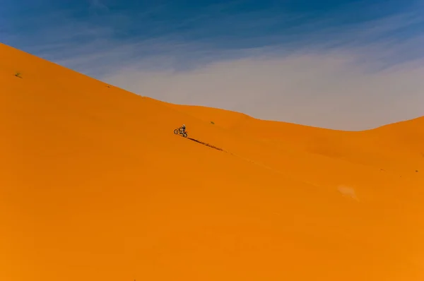 在沙丘 梅尔祖卡 摩洛哥的沙丘上的骑手 — 图库照片