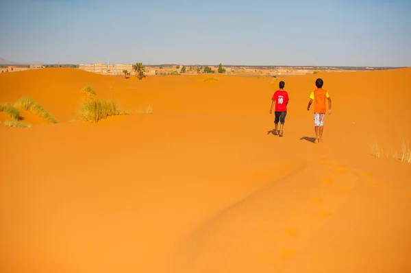 Merzouga Alan Çölde Kum Üzerinde Yürüyen Çocuklar Fas — Stok fotoğraf