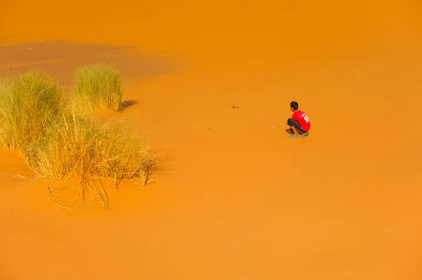 Chłopiec Przyczajony Piasku Pustyni Obszarze Merzouga Maroko — Zdjęcie stockowe