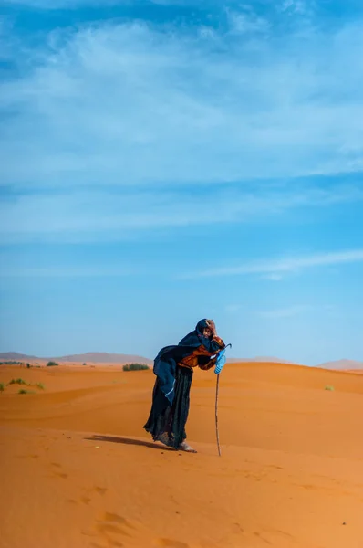 Παλιά Berber Γυναίκα Που Περπατά Μόνο Μια Θίνη Άμμου Στα — Φωτογραφία Αρχείου
