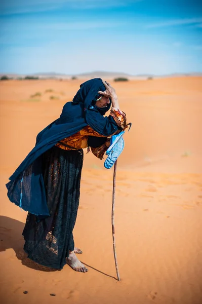 Yalnız Bir Kumul Merzouga Fas Üzerinde Yürüyen Eski Berber Kadın — Stok fotoğraf