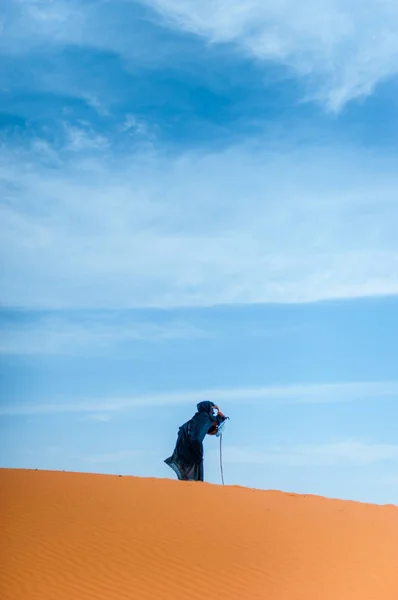 Anciana Bereber Caminando Sola Sobre Una Duna Arena Merzouga Marruecos —  Fotos de Stock