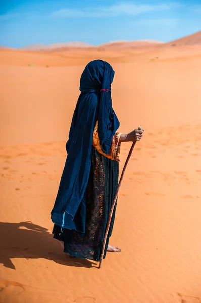 Yalnız bir kumul Merzouga, Fas üzerinde yürüyen eski berber kadın
