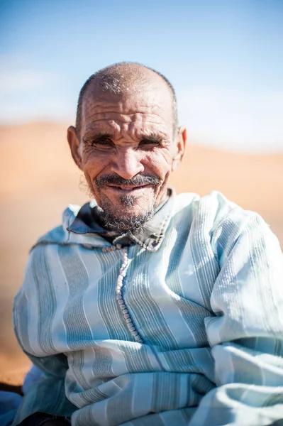 Merzouga 모로코에서 모래에 케비에 남자의 초상화 — 스톡 사진