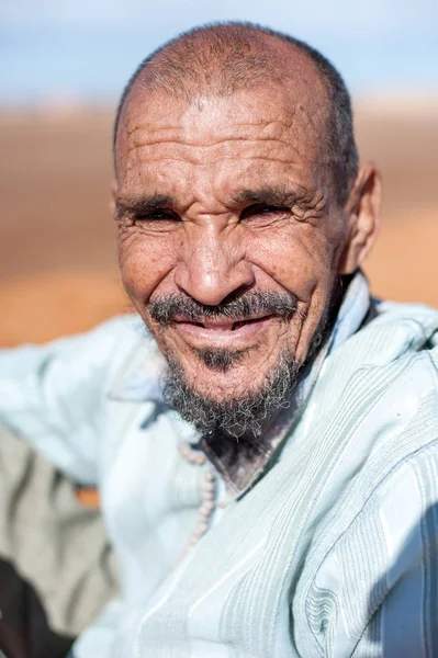 Merzouga 모로코에서 모래에 케비에 남자의 초상화 — 스톡 사진