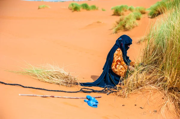 Eski Berber Kadın Yalnız Bir Kumul Merzouga Fas — Stok fotoğraf