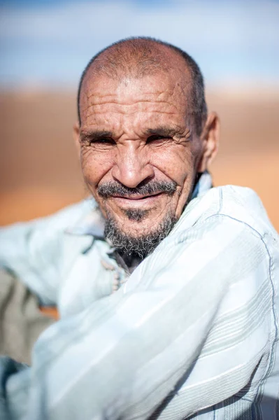 Yaşlı adam bir kumul erg African Merzouga, Fas, üzerinde dinlenme portresi